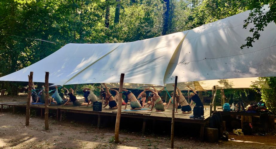 Yoga of sup in het adventure park